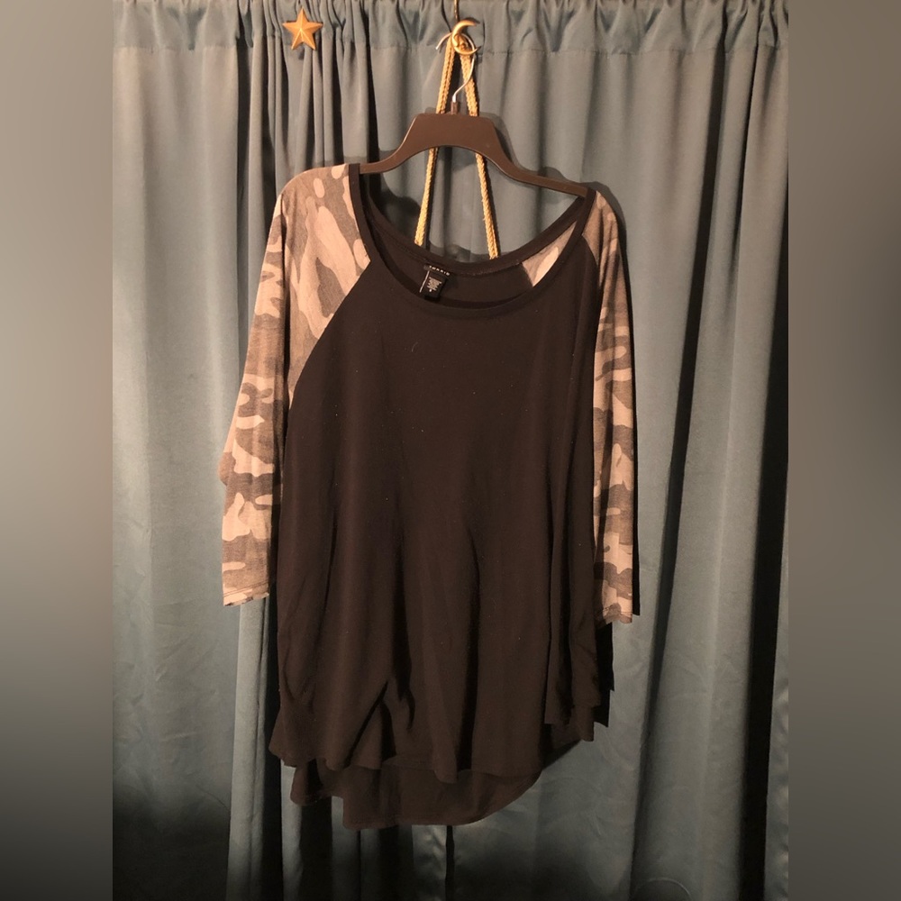 Torrid camo sleeve shirt (torrid tub).
Live:#28